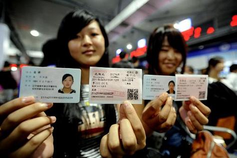 没身份证怎么买火车票，用身份证怎么查车票！