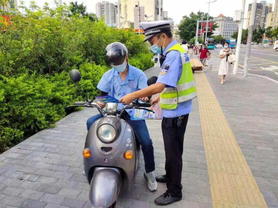 骑电动车要戴头盔吗，广州骑电动车要戴头盔吗