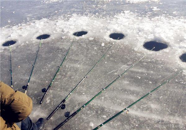 水面结冰如何钓鱼呢？水面结冰如何快速找鱼窝？