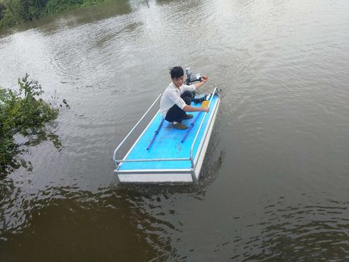 钓鱼送饵船如何送钩钓鱼，送鱼料的船？