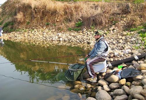 夏天野河如何钓鱼，夏天野河钓鱼要注意什么