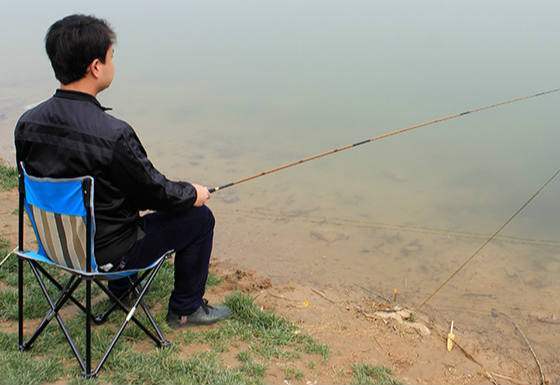 钓鱼人如何用手竿钓鱼视频，钓鱼人如何用手竿钓鱼视频教程？