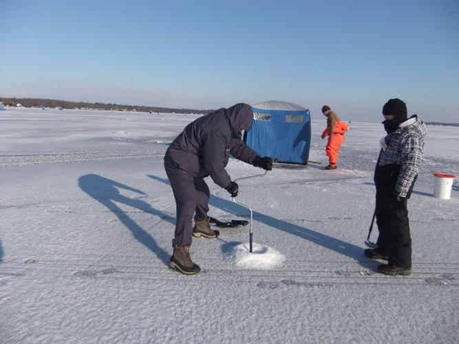 如何在冰下钓鱼？冬季在冰下怎么打鱼？