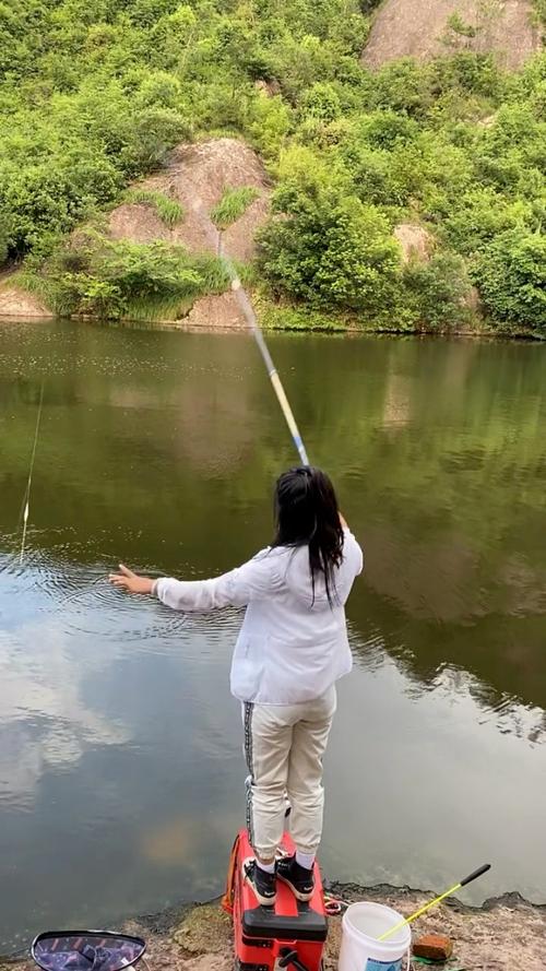 女人如何钓鱼手法？女人常用的钓鱼方式？