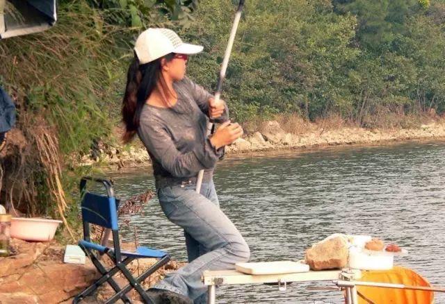 女人如何看待钓鱼，如何看待女生钓鱼？