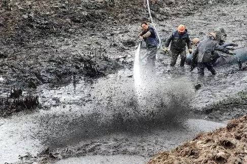 水底淤泥太深如何钓鱼，水底淤泥怎么清理！