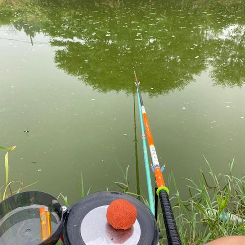 钓鱼如何正确用伞，钓鱼如何正确用伞打窝！
