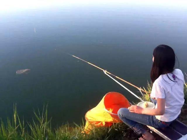 女同志如何钓鱼，女生是怎么钓鱼的？