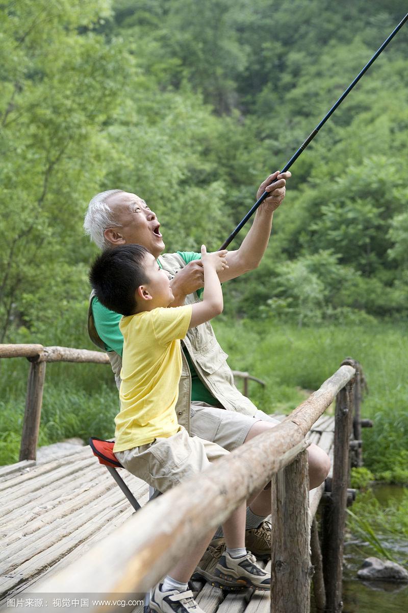 孙子如何钓鱼视频，爷爷带孙子钓鱼